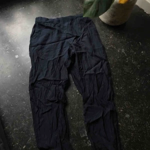  - Marinblåa prickiga satinbyxor ifrån Lindex. Storlek 34. Frakt 55kr.