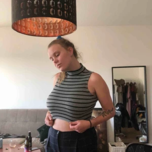  - Jätte gullig croptop som tyvärr inte kommer till användning längre pga för stors pattar.. har en jätte fin knäppning i nacken! 