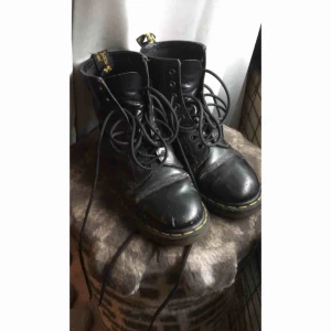  - Dr martens i strl 39. Köpta 2hand. Använda, såklart men har mkt kvar att ge. Säljes pga för små för mig. Pris kan diskuteras.  Katt finns i hem, köpare betalar frakt om de ska skickas. Kan annars mötas upp i Göteborg/Partille. 