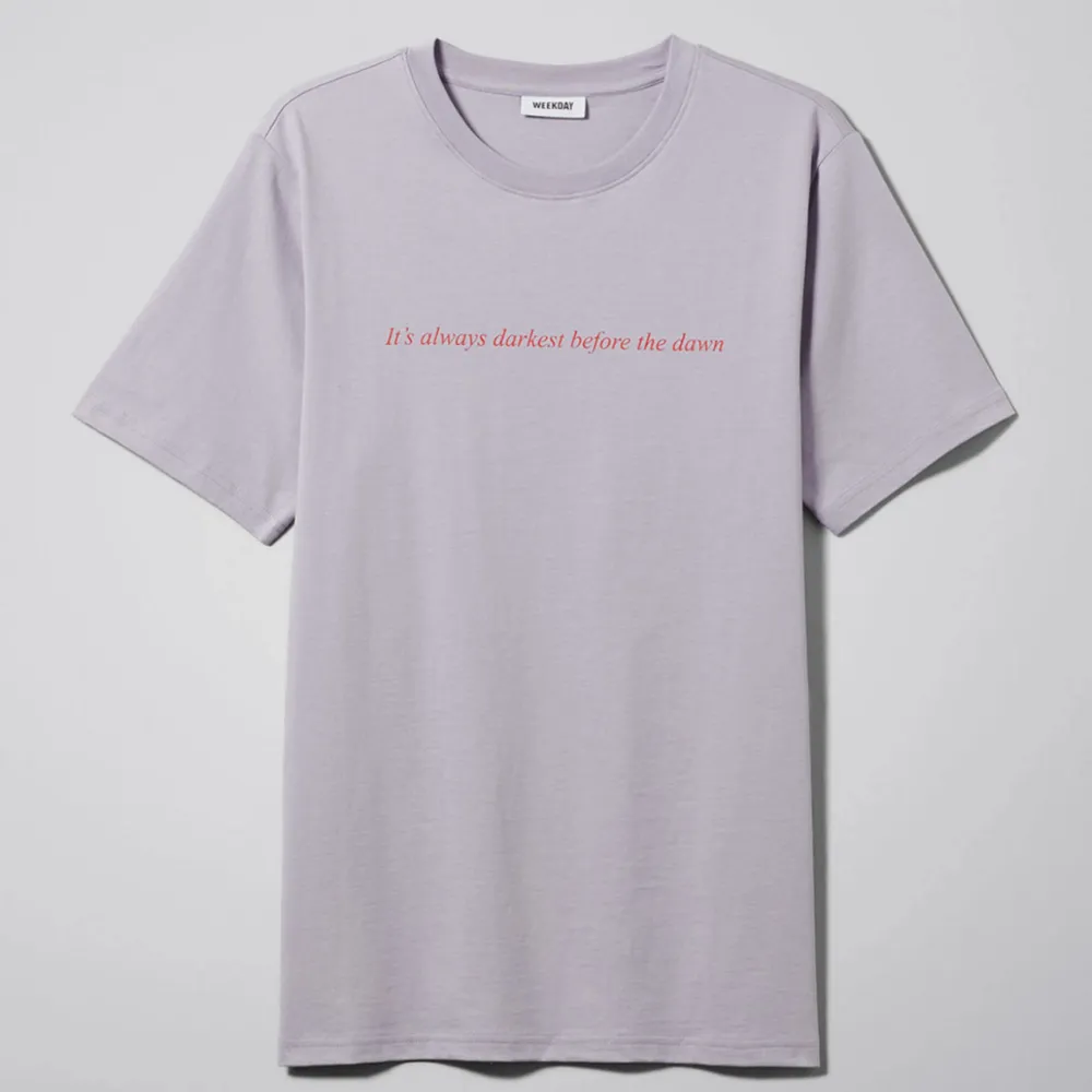 Ljuslila T-shirt från Weekday i storlek S! 🌼 Bild två är lite suddig och är mest där för att visa hur den ser ut på 🌼  Frakt på 30 kr tillkommer 🌼. T-shirts.