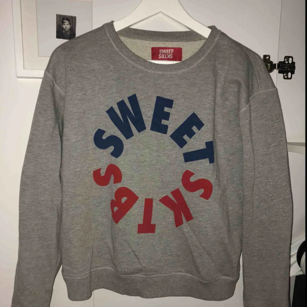 Supermysig sweater från skatermärket SWEET SKTBS i storlek S, använd ca 3 gånger Skickar mot frakt eller så möts vi i centrala Sthlm. Tröjor & Koftor.