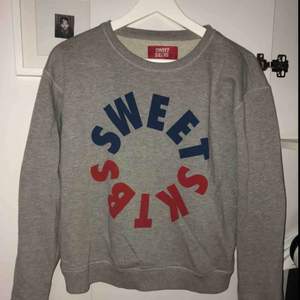 Supermysig sweater från skatermärket SWEET SKTBS i storlek S, använd ca 3 gånger Skickar mot frakt eller så möts vi i centrala Sthlm