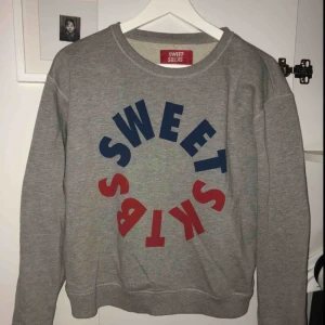  - Supermysig sweater från skatermärket SWEET SKTBS i storlek S, använd ca 3 gånger Skickar mot frakt eller så möts vi i centrala Sthlm