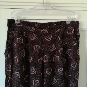  - Sköna tunna byxor. Små i storleken och passar mer som 40