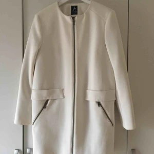  - Går precis ovanför knäna på mig som är 172 cm lång. Fraktkostnad får man plussa på om man inte bor i Göteborg. 