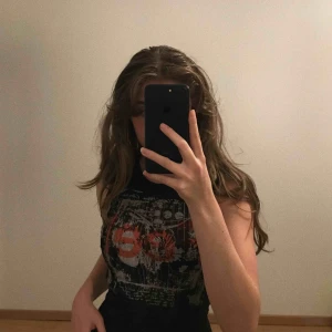  - En svart ”feel” tröja med olika mönster. Oanvänd utomhus, tunt material!  