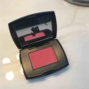  - Lancôme rouge. Ej använd endast swatchad. Nypris runt 350kr. Jättefin som ögonskugga även då jag sett andra använda denna. Frakt:18 skicka meddelande vid frågor eller mer bilder💗