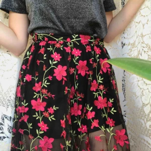  - Vackert broderad kjol!! Underkjolen som man ser på bilden sitter ihop med det broderade lagret. Köpt för 350 kr, använd 2 ggr. Köparen står för frakten 💓🍒