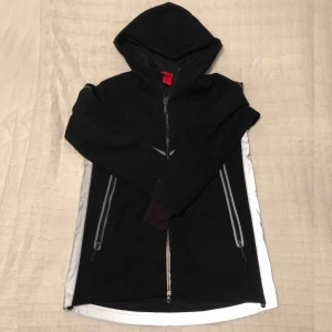  - Jacka från Nike med reflexdetalj. Möts upp i Stockholm eller postar, köparen står för frakt.