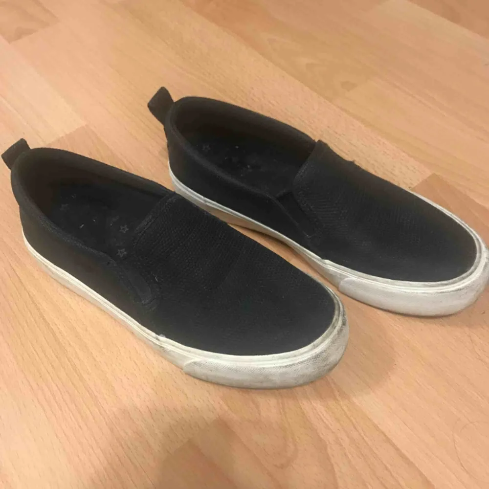 Svarta slip-ons från Bershka. Dem är smutsiga på sulan men det kan jag tvätta bort innan de säljs. Storlek 38. Kan postas men då står köparen för frakten.. Skor.