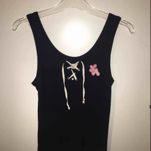  - Två linnen från Hollister med snörning och broderingar.  Mjukt och stretchigt material. Använda fåtal gånger.  1 för 30 kr eller båda 2 för 50! Köparen står för frakt.