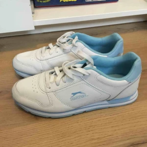  - Helt oanvända sneakers. Köpta för några år sen men har bara stått i min garderob. Strl 6.5/40 men passar mig som har 39. Pris inklusive frakt!