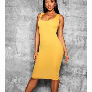  - Klänningen strl M från Boohoo men är som XS. Jag köpte den förra veckan och fick igår men tyvärr så är liten på mig . Jag vill inte returnera då kostar det extremt mycket för att skicka tillbaka paket dvs mer än själva köpet .