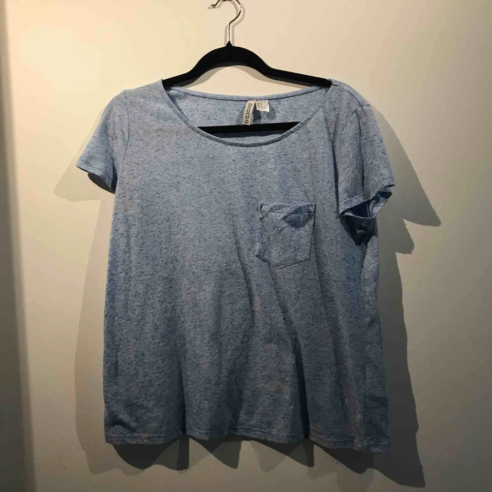 Säljer en blå t-shirt från H&M i storlek M. Priset är inräknat i priset. T-shirts.