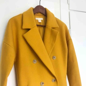  - Otroligt fin kappa från HM med markant krage och vackra knappar. Fint skick!