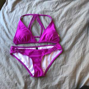 Lila/rosa Bikini set i storlek XS (skulle dock säga att överdelen är stor i storlek, skulle passa både en S och M). Helt oanvända! 