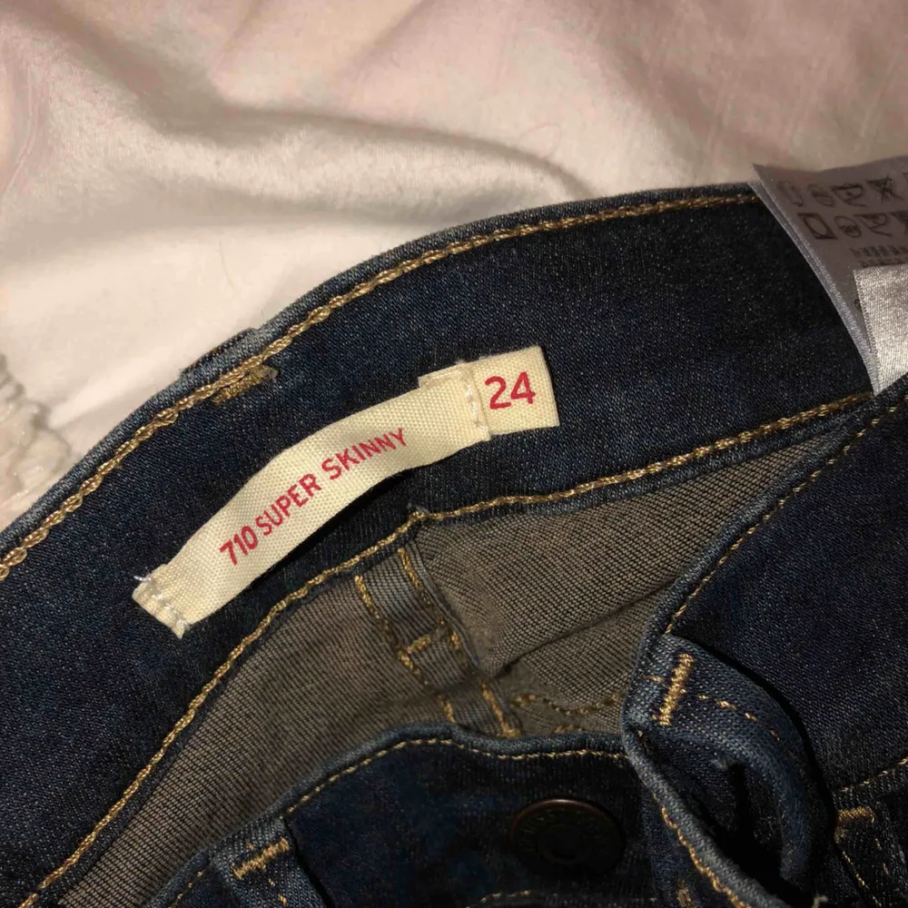 Levi’s jeans 701 Super Skinny Som helt nya, har bara legat i min låda. Du står för fraktkostnaden Prutbart. Jeans & Byxor.