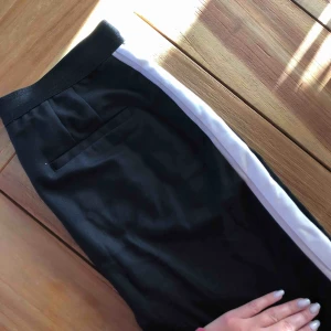  - Kostymbyxor ifrån Zara med ränder på sidan. Använda 1 gång