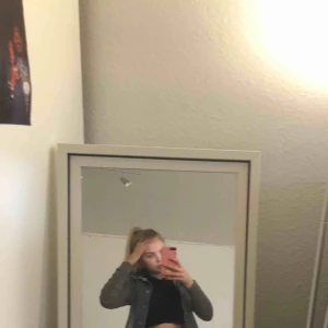  - Ganska liten jeans jacka med tunt Teddy foder. Aldrig använd därför mycket bra skick frakt ingår inte i pris.💙