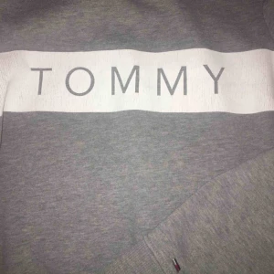  - Grå Tommy Hilfiger tröja, använd max 4-5 gånger