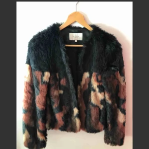  - Pälsjacka i fuskpäls från vila. Använd fåtal gånger.