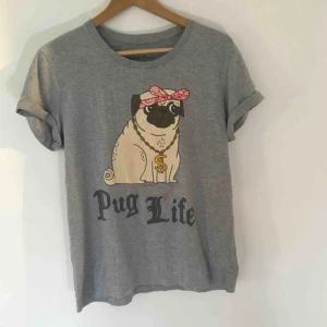  - gullig tisha med uppkavlade ärmar som jag köpt på urban outfitters. storleken är L, men den funkar jättebra även om man har mindre storlek då den passar som baggy. säljer massor (kmr mycket nytt i dagarna), mängdrabatt finnes! 