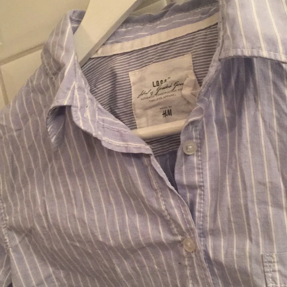 Jag säljer min ljusblårandiga skjorta ifrån H&M i storlek 38 då den knappt blivit använd. Den är i mycket bra skick, som ny. Jag tycker den är storleksenlig!. Skjortor.
