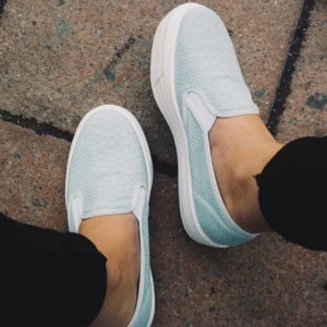  - Slip-ons från River island förra sommaren. Snygg platå med ormliknande mönster i fräsch turkos färg. Kostade cirka 800 från början. Möts gärna upp i sthlm vid intresse!