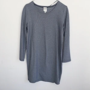  - Hundtandsmönstrad klänning från monki 👾 Aldrig använd, endast provad. Rak i modellen med tajt passform. 100% bomull. Frakt 35kr 📦 jag har svisch! 