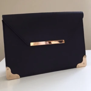  - Svart KuvärVäska med band som är avtagbart. Lite gulddetaljer på.