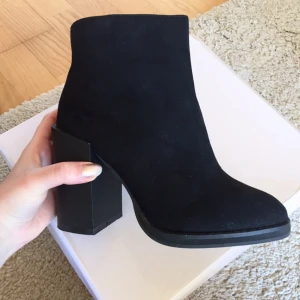  - Säljer ett par helt oanvända klackskor från Nelly! Passar bra till fest men även till vardags också! 