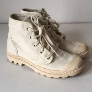  - Äkta Palladium. Använt Max 5 gånger. Grymt sköna skor! Nypris 699kr. Färg beige. Material: tyg. Passar dig som pendlar mellan storlek 36-37. Tar emot svish! Frakt 80kr