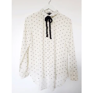  - Oversize skjorta med diamanter på. Det svarta bandet är egen styling. 