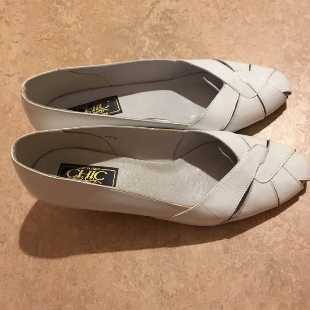 Nearly new condition.
Real leather.
Made in Italy.
The low-heel shoes are too small for me, so I could just choose to sell them.
They are very elegant for summer.. Skor.