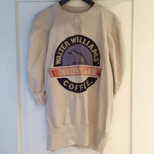  - Längre tröja med fint broderat tryck på ! 