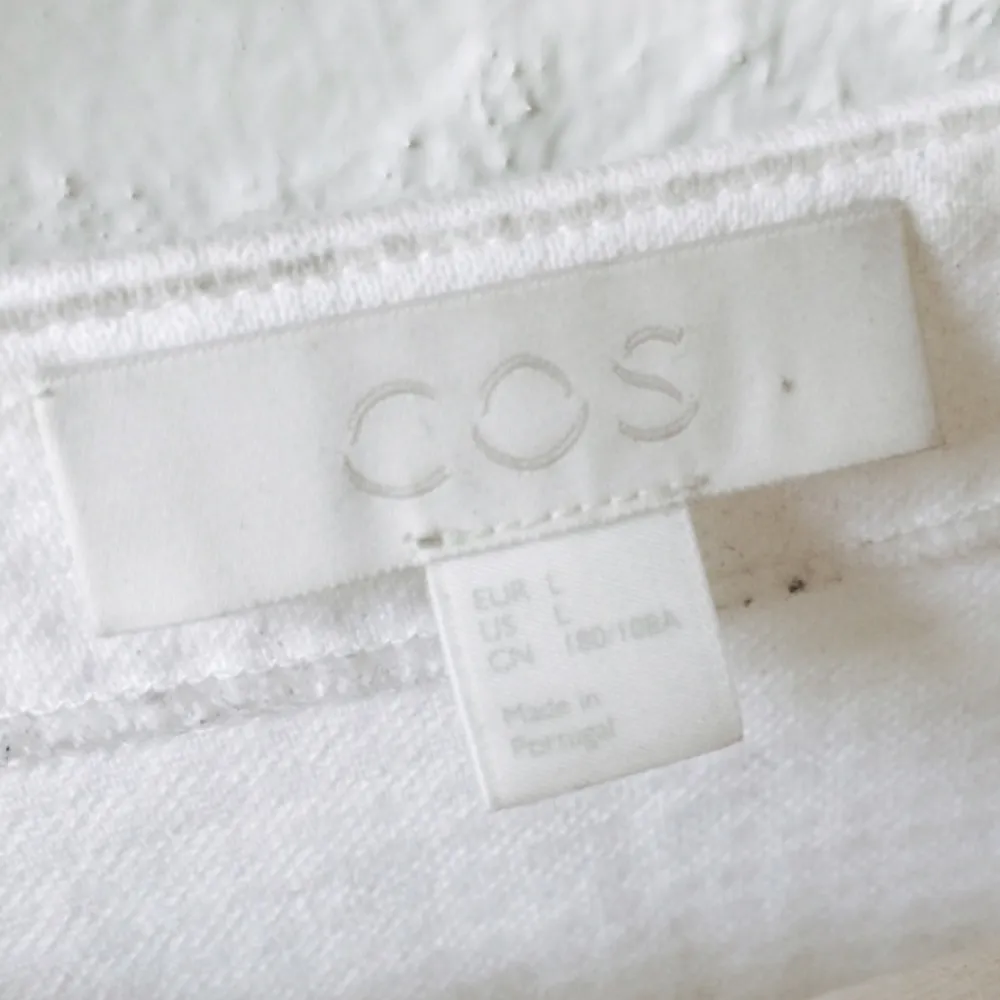 En oerhört fin vit tröja från COS med svart detaljer, i princip oanvänd. Orginalpris ca 700kr, priset kan dock diskuteras. Köparen står för frakt.. Hoodies.