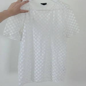  - Transparent/prickig T-shirt från topshop. Fint fall ej figursydd.