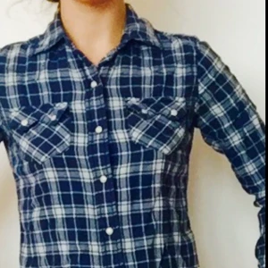  - Ralph Lauren skjorta. Gott skick. Tryckknappar. Lite insvängd i midjan. 