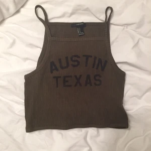  - En cropped top från Forever 21, använd endast en gång pga för stor. Den är i färgen militärgrön och är ribbad. Jätte snyggt med en midjekjol eller höga shorts till sommaren. 