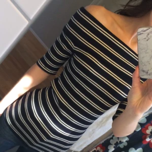  - Supersöt overshoulder top från Oasis, fraktar gärna! Frakt går på 30 kr 🌸