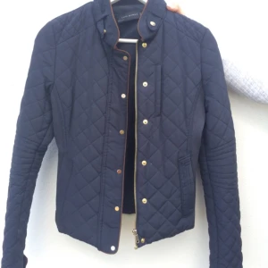  - Vårjacka från Zara, mörkblå, bra skick