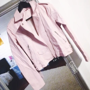  - Söt ljusrosa skinnjacka. Aldrig använd 