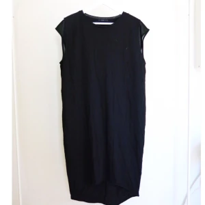  - Klänning från COS. Liknar väldigt mycket en som acne säljer just nu. Snygga detaljer med axlarna i chiffong/nät-tyg. Lös passform och lite längre i bak. 80% bomull 20% lin. Väldigt bra skick! Frakt 49kr 