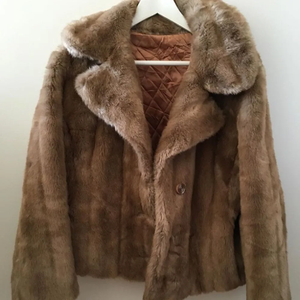 Faux fur, bought from beyond retro, can't find any size on it but maybe M or L. Jackor.
