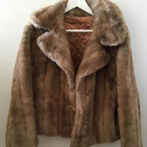 Faux fur, bought from beyond retro, can't find any size on it but maybe M or L