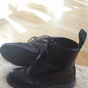  - Ormskinn liknande svarta 8hole Dr. Martens. I nyskick. Kan tänka mig att byta mot låga Docs/ NB/adidas sneakers stl 39. Kom med förslag😊