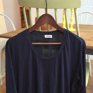  - Fin midnattsblå top i supermjukt material. Siden/satin i ryggen. 
Längre bak än fram. Oversize i M
Från Weekday 