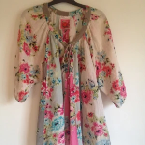  - En Fin blus från "like a flower story" mycket skön tyg, 
fin skick passar säkert bra både om du har storlek 36 eller 38 S/M  Vintage!