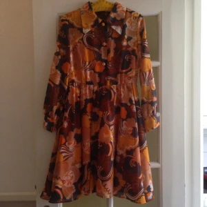  - Vintage. Otroligt fin 60talsklänning. Tyget är lite trasigt på kragen. Kan mötas upp i sthlm eller skicka. Köparen betalar frakt. Swish, cash eller överföring. 