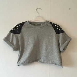  - Grå magtröja med snygga läder detaljer och nitar på axlarna. Använd ett par gånger men inget på det senaste. PRIS 50kr💫